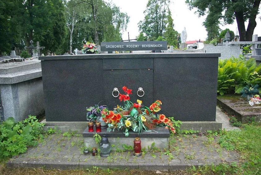 Rodzinny grób Beksińskich w Sanoku na Podkarpaciu