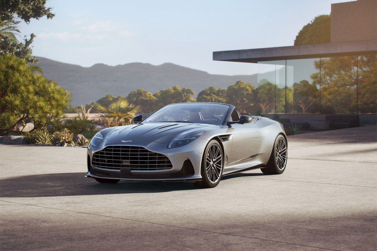 Aston Martin DB12 doczekał się wersji Volante. Bez dachu wygląda jeszcze lepiej