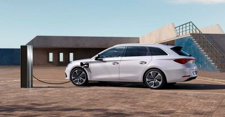 Seat Leon eHybrid kosztuje tyle co kiedyś Cupra. Za to ma wtyczkę