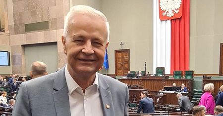 36 lat różnicy. Zrobił wyjątek i pokazał wspólne zdjęcie z żoną
