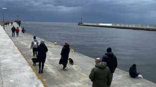 Dziwnów: Burzowe chmury nad morzem i tłumy spacerowiczów. Tak wygląda wielkanocna niedziela