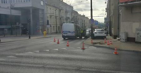 Groźne zdarzenie w centrum Lublina. Kierowca stracił panowanie nad mercedesem, ściął sygnalizator