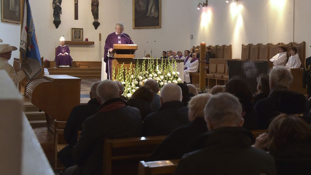 Wnętrze kościoła podczas mszy - zdjęcie ilustracyjne