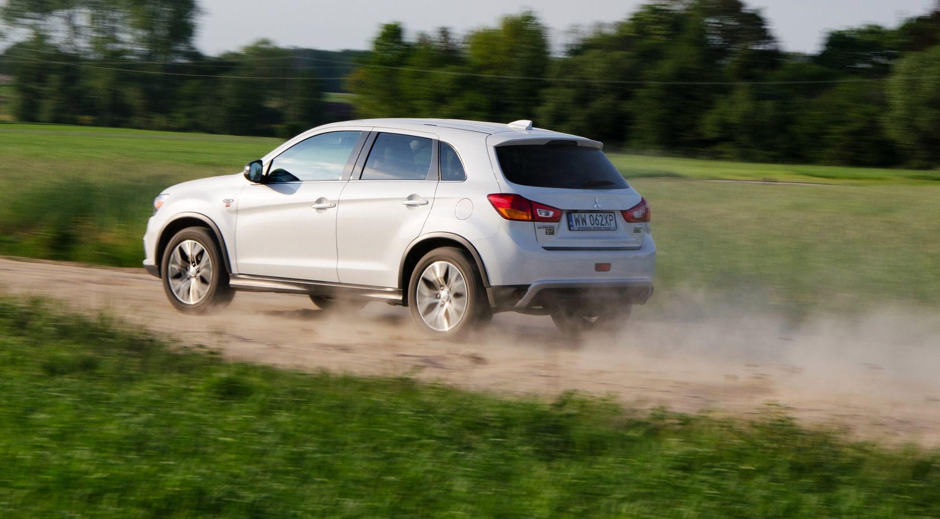 Nasz testowy Mitsubishi ASX, w którym można włączyć lub wyłączyć napęd na cztery koła. Podczas przyspieszania daje to dobry efekt, podczas hamowania żadnego.
