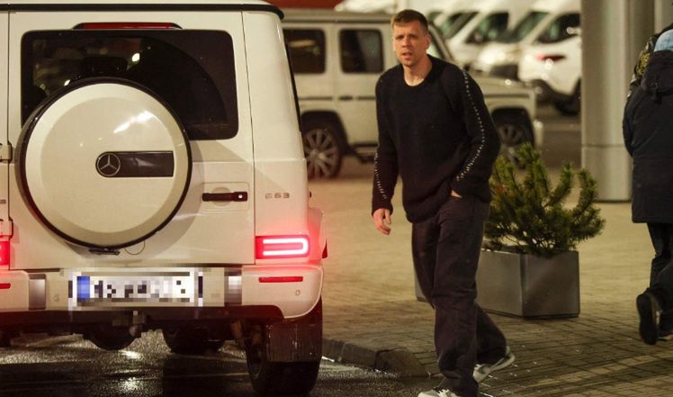 Marina Łuczenko i Wojciech Szczęsny "przyłapani" na lotnisku 