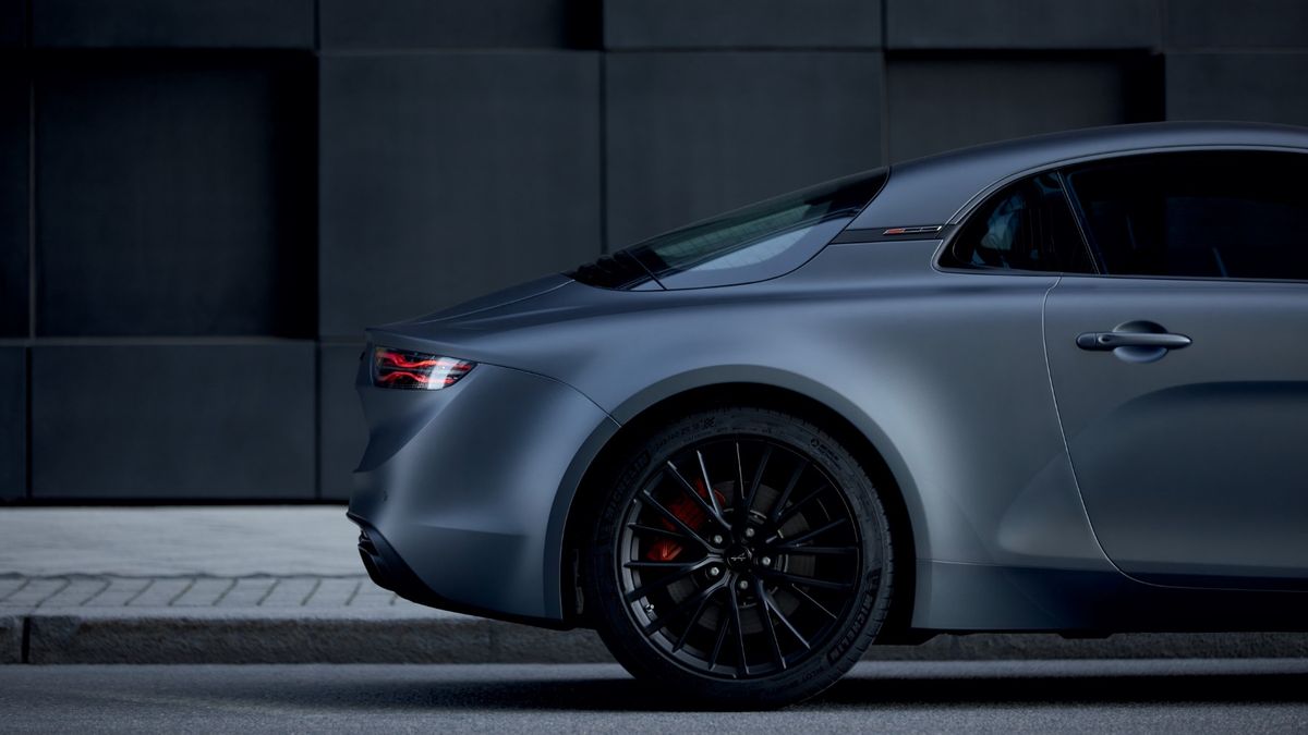 Alpine A110S wyróżnia się z zewnątrz subtelnymi pomarańczowymi akcentami