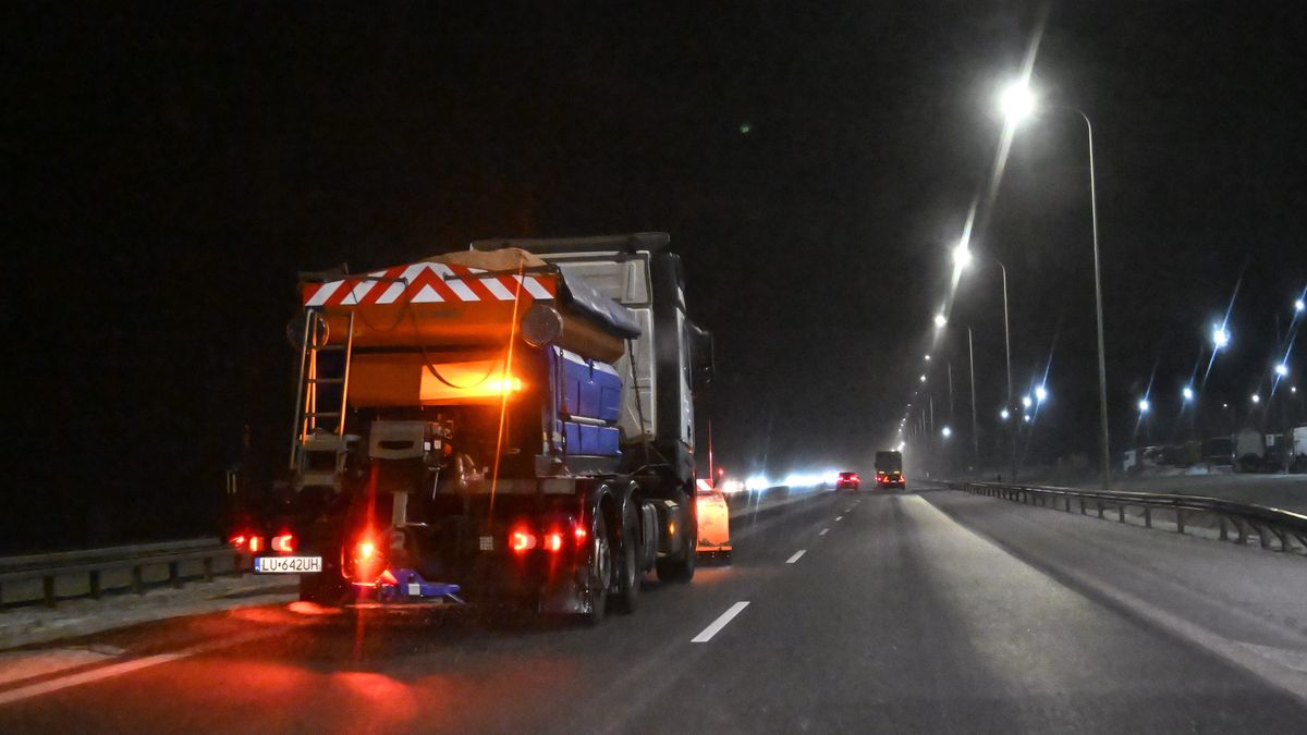 Narusa, 30.12.2025. Pługoposypywarka na trasie S7 w okolicy miejscowości Narusa, 30 bm. Trwa ostry atak zimy w woj. warmińsko-mazurskim. Auta stoją w zaspach, ciężarówki blokują m.in. drogę S7 między Ostródą a Olsztynkiem. Elbląg i Frombork walczą ze skutkami cofki. (sko) PAP/Andrzej Jackowski