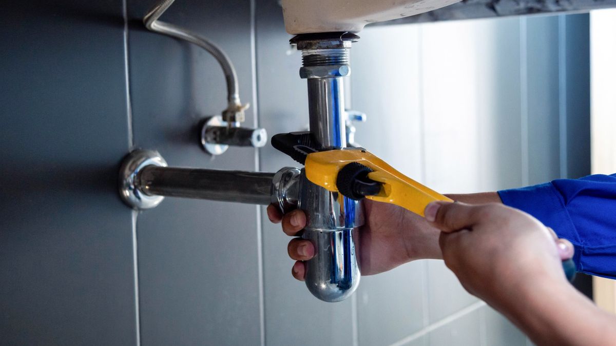 Rośnie liczba zapytań o hydraulików i elektryków