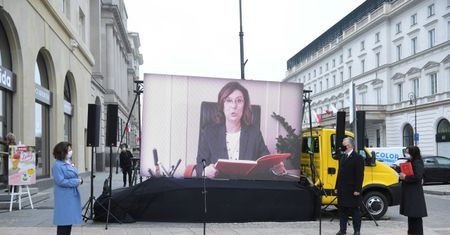 Kidawa–Błońska czytała konstytucję przed Pałacem Prezydenckim
