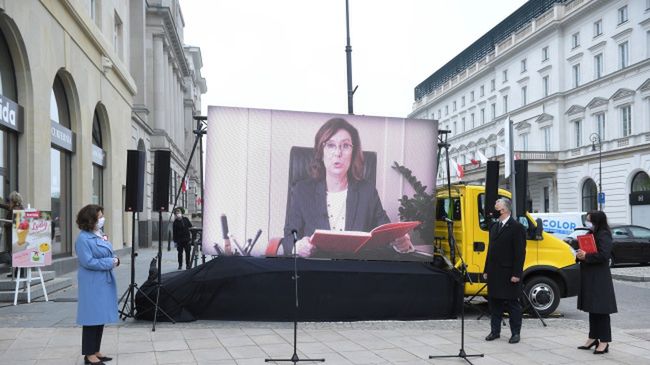 Warszawa. Pod Pałacem Prezydenckim odbyło się czytanie konstytucji.