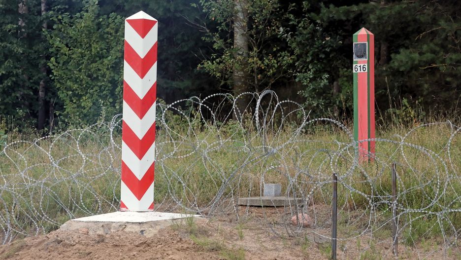pas przygranicznyKopczany, 23.08.2021. Pas drogi granicznej na polsko-bia�oruskiej granicy w Kopczanach (gm. Lipsk), przy kt�rym 23 bm. odby� si� briefing prasowy szefa resortu obrony Mariusza B�aszczaka. Minister B�aszczak poinformowa� o zaanga�owaniu Wojska Polskiego w pomoc Stra�y Granicznej na granicy z Bia�orusi�. (ar/amb) PAP/Artur ReszkoArtur Reszkogranica, konferencja, mon, polityk polityka, polsko bia�oruska