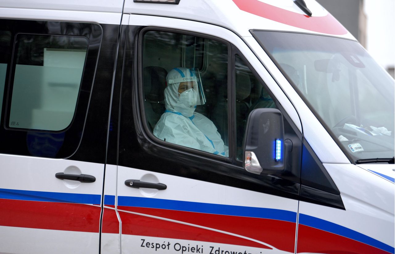 Warszawa. Zaatakował ratowników, gdy pomagali dziecku. Wybił cegłą szybę w karetce