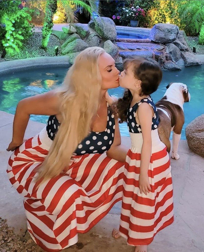 Coco Austin tłumaczy dlaczego karmi 5-letnią córkę piersią: "TERAZ NADAL MNIE CHCE"