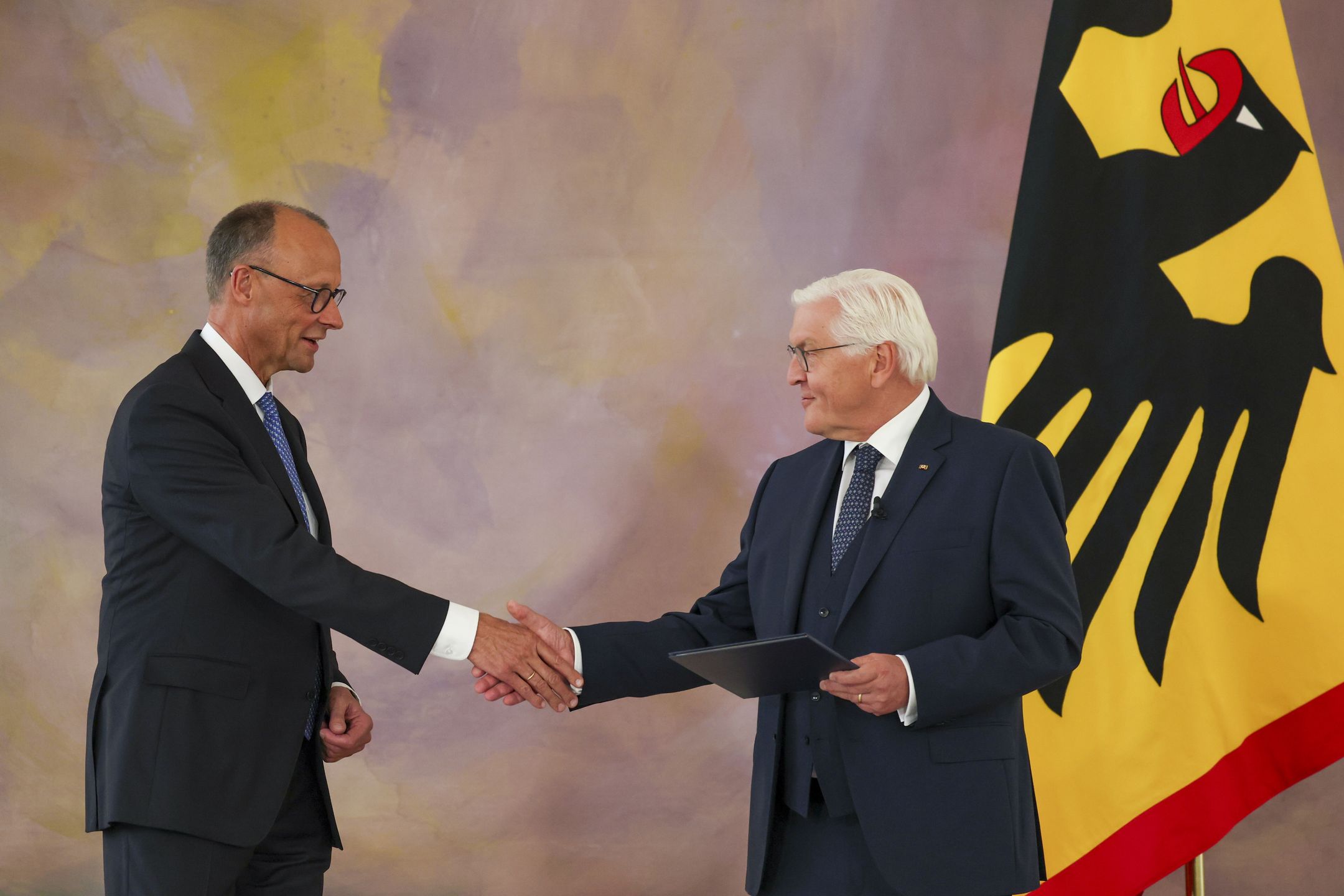 Newly appointed German Chancellor Friedrich Merz (L) receives his certificate of appontment from German President Frank-Walter Steinmeier (R) during the appointment of the Federal Chancellor at the Bellevue Palace in Berlin, Germany, 06 May 2025. EPA/FILIP SINGER Dostawca: PAP/EPA.