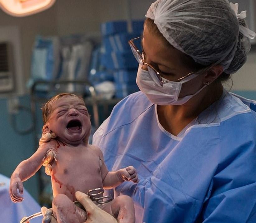 Dziewczynka zaczęła płakać dopiero po odcięciu pępowiny