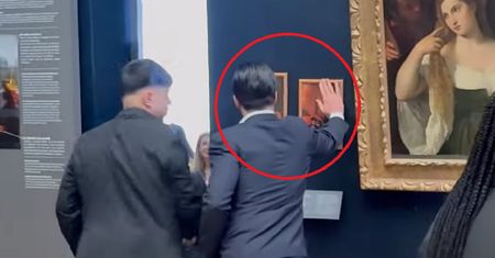 Przemycili portrety Merza i Trumpa do Luwru. Wideo trafiło do sieci