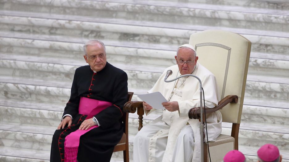 Papież Franciszek na spotkaniu z włoskimi biskupami i delegatami Drogi Synodalnej. Watykan, 25 maja 2023