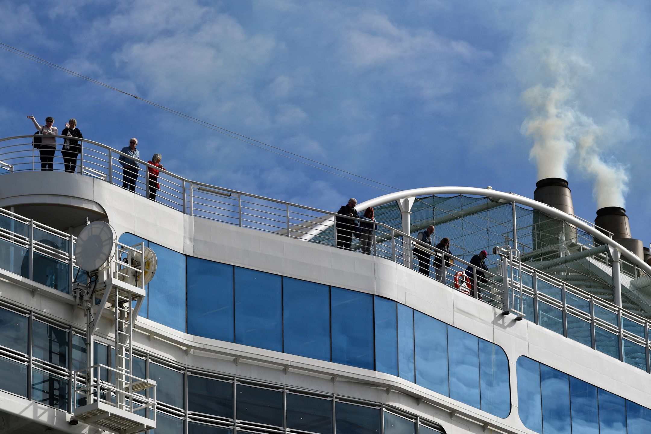Gdynia, 17.05.2022. Statek wycieczkowy Sky Princess wpływa do portu w Gdyni, 17 bm. Licząca sobie 329,81 m długości jednostka to największy statek wycieczkowy, jaki wszedł do gdyńskiego portu w jego historii. Sky Princess może pomieścić 3,6 tys. pasażerów i ponad 1,3 tys. członków załogi. Jest wyposażony między innymi w baseny, kort tenisowy, boiska do koszykówki i trasy do joggingu. (amb) PAP/Adam Warżawa