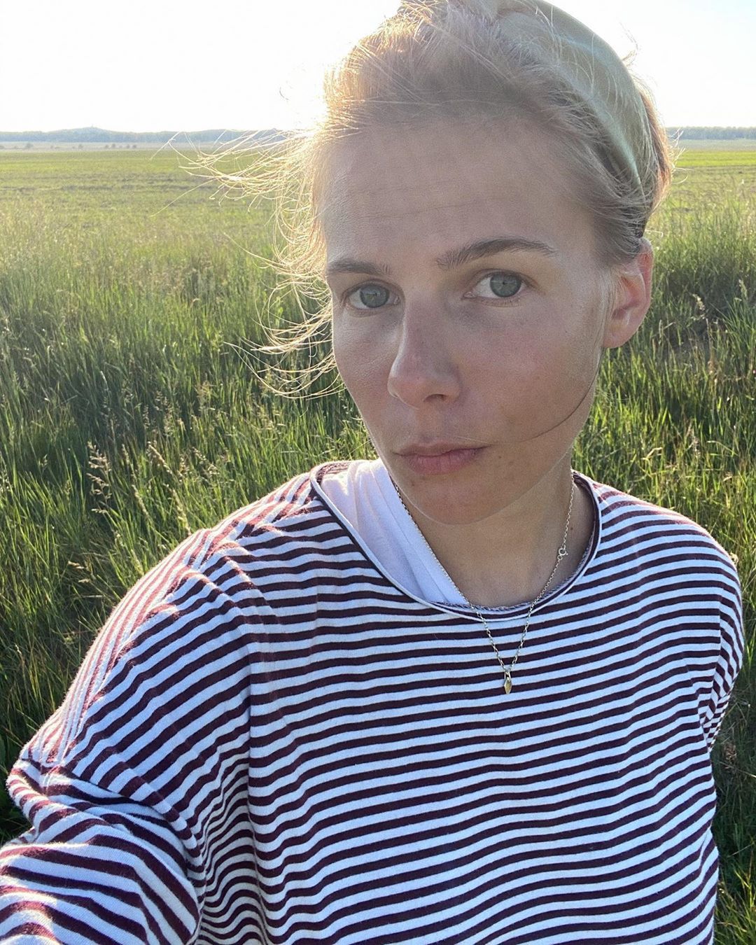 Marta Wierzbicka opala nogi na żaglówce