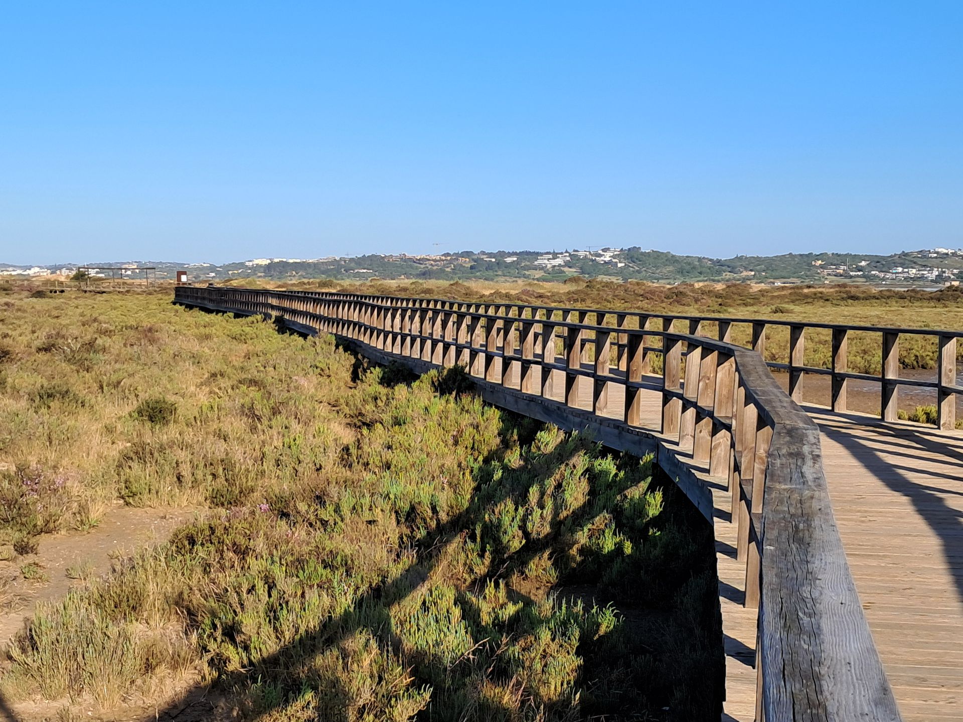 Szlak  Ria de Alvor prowadzi przez wydmy, równiny i słone bagna