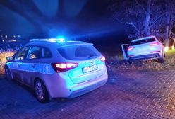 Pijany jechał pod prąd i uderzył w drzewo. Nieoficjalnie - to syn prezydenta Olsztyna