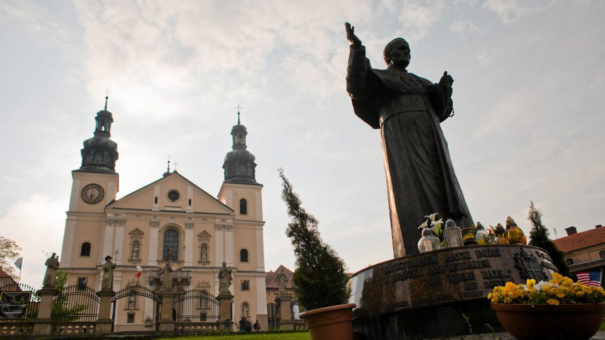 Klasztor w Kalwarii Zebrzydowskiej góruje nad miastem
