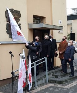 Warszawa. Odsłonięto tablicę upamiętniającą 40-lecie powstania "Solidarności" i jej bohaterów
