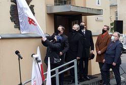 Warszawa. Odsłonięto tablicę upamiętniającą 40-lecie powstania "Solidarności" i jej bohaterów