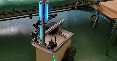 Koronawirus w Polsce. Powstał robot do odkażania pomieszczeń. Politechnika Wrocławska testowała go na oddziale USK