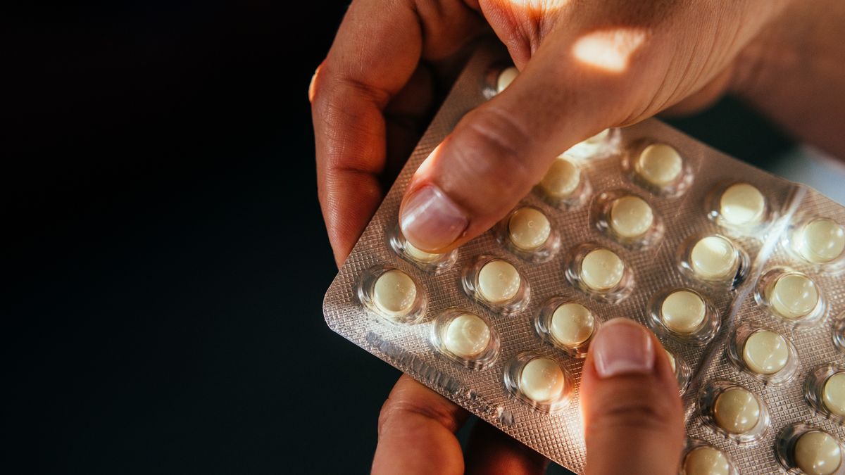Hand taking medicin pill out of a blister.
Hand taking medicin pill out of a blister.
Guido Mieth