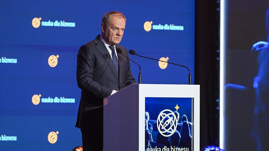 Warszawa, 19.11.2025. Premier Donald Tusk na otwarciu I Kongresu Nauka dla Biznesu, 19 bm. w centrum EXPO XXI w Warszawie. Celem wydarzenia było zacieśnienie współpracy środowisk akademickich z przedsiębiorcami, wypracowanie nowych patentów i wdrożeń, wzmacniających polską gospodarkę. (ad) PAP/Marcin Obara