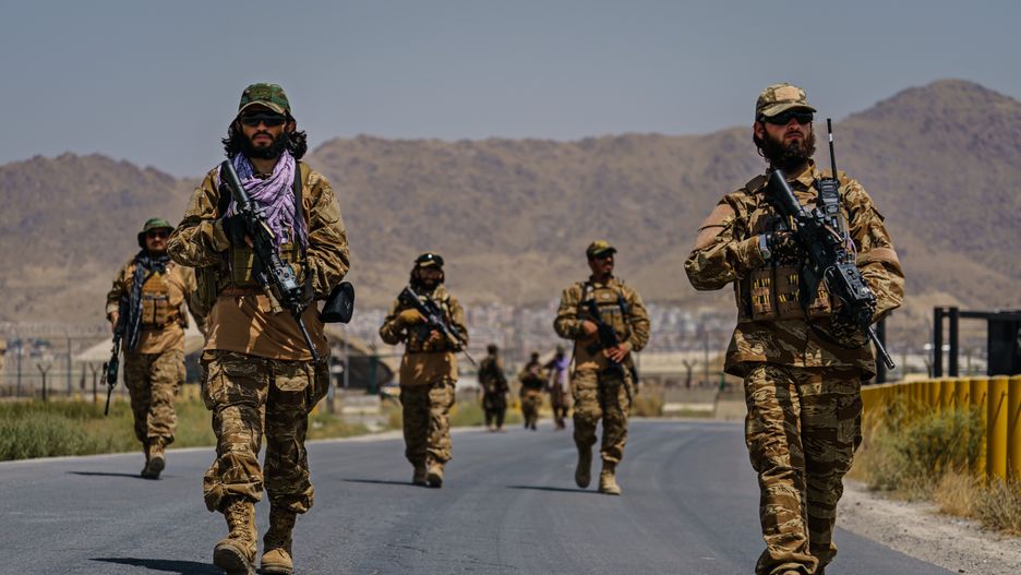 KABUL, AFGHANISTAN -- AUGUST 29, 2021: Taliban fighters secure the outer perimeter, alongside the American controlled side of of the Hamid Karzai International Airport in Kabul, Afghanistan, Sunday, Aug. 29, 2021. (MARCUS YAM / LOS ANGELES TIMES)