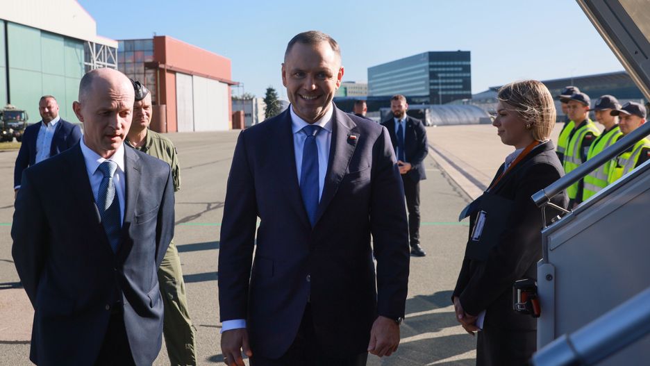 Warszawa, 20.09.2025. Prezydent RP Karol Nawrocki (C) na warszawskim lotnisku, 20 bm. Prezydent Karol Nawrocki udaje się z wizytą do USA wz. z udziałem w debacie generalnej 80. Sesji Zgromadzenia Ogólnego ONZ. (sko) PAP/Leszek Szymański