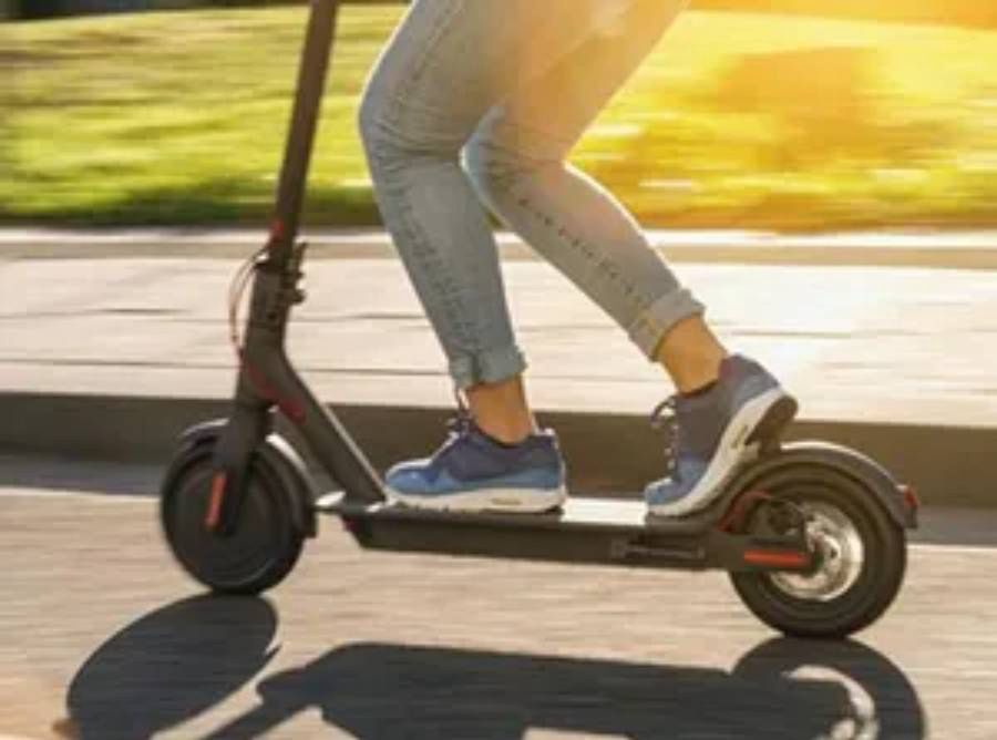 Ostrołęka: 41-latek jadący na elektrycznej hulajnodze potrącił 9-letnią dziewczynkę w parku