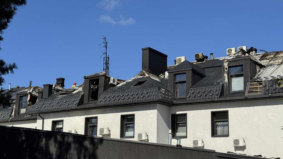 Hotel Senator w Starachowicach po pożarze, do którego doszło w sobotę, 16 sierpnia. W niedzielę trwała rozbiórka dachu. 