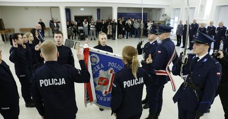 Mamy 17 nowych policjantów w lubelskim garnizonie. Zdjęcia ze ślubowania. Ile można zarobić w policji?