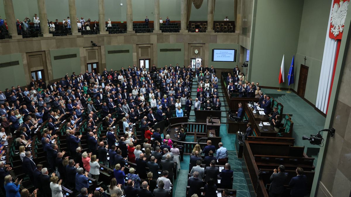 Warszawa, 26.07.2024. Posłowie na sali obrad Sejmu w Warszawie, 26 bm. Posłowie głosują m.in nad poprawką Senatu w sprawie nowelizacji Kodeksu karnego � zmiana definicji zgwałcenia, oraz nad poprawkami Senatu do nowelizacji ustawy o prawie autorskim i nowelizacji niektórych ustaw w celu usprawnienia działań Sił Zbrojnych RP, Policji oraz Straży Granicznej na wypadek zagrożenia bezpieczeństwa państwa. (jm) PAP/Leszek Szymański
