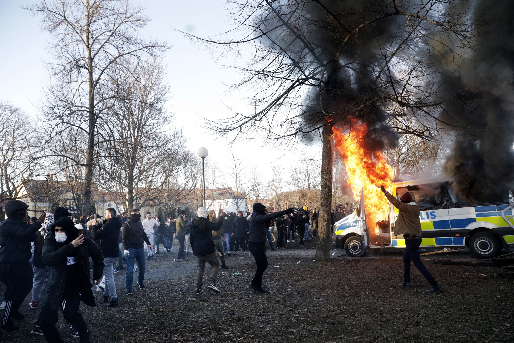 Zamieszki w Szwecji po spaleniu Koranu. Trzy osoby zostały postrzelone przez policję 
