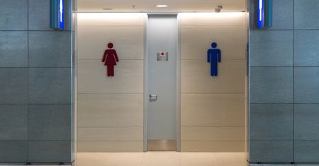 Podglądali klientów w toaletach galerii handlowej. "Miał w ręce telefon"