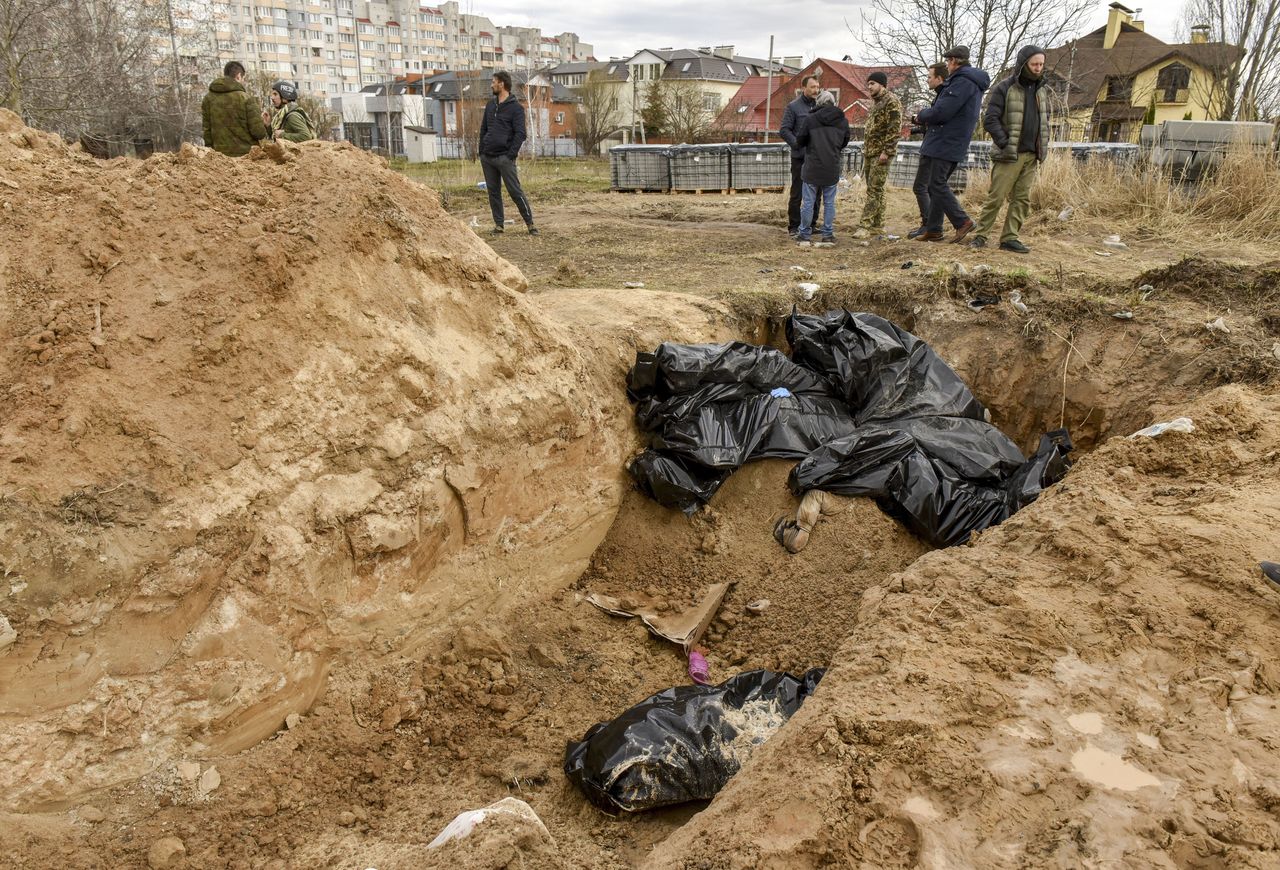 Odkryto kolejny masowy grób w Buczy. "Może być pochowanych od 150 do 300 osób"