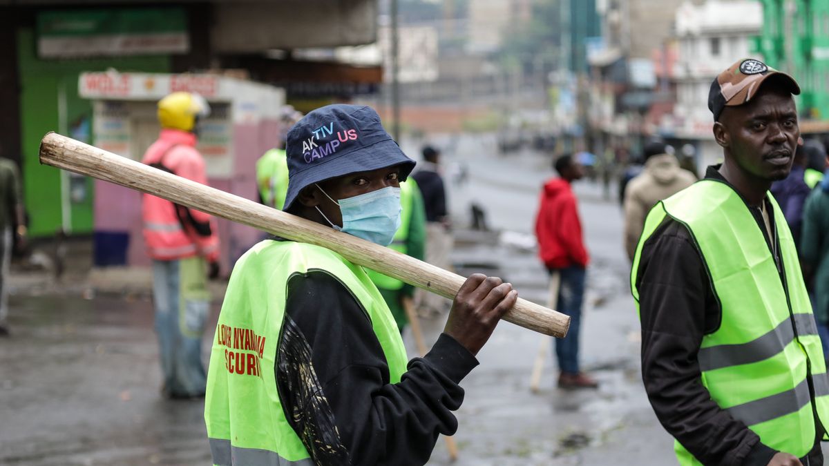 Counter-protesters armed with clubs guard businesses from looters during anti-government protests on Saba Saba day (or Seven-Seven in Swahili language) in Nairobi, Kenya, 07 July 2025. Nairobi?s Central Business District remained on a lockdown as most business owners hired counter-protesters armed with clubs to protect their business from looters as police used tear gas and rubber bullets to disperse hundreds of protestors in the outskirts of Nairobi during the protest. The Saba Saba Day commemorates protests and government crackdown on a multi-party democracy movement in Kenya in the 1990s. EPA/DANIEL IRUNGU WARNING GRAPHIC CONTENT Dostawca: PAP/EPA.