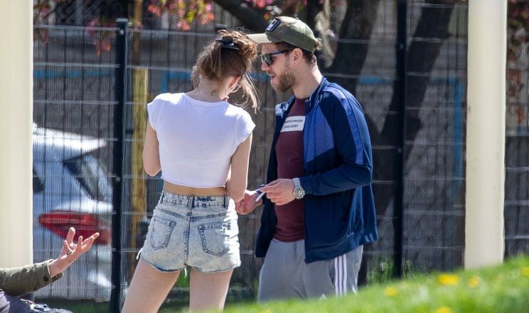 Antek Królikowski pali papierosa na spacerze z kochanką