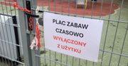 Warszawa: Dzieci patrzą zza ogrodzenia. Plac zabaw zamknięty