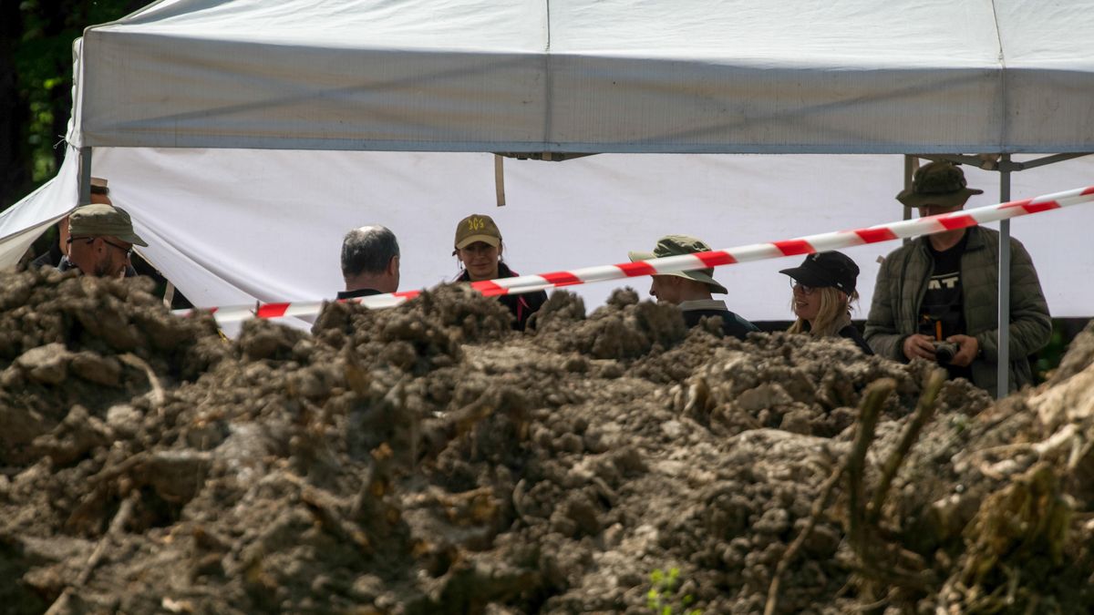 Prace naukowców na terenie cmentarza w Puźnikach, w ukraobwodzie