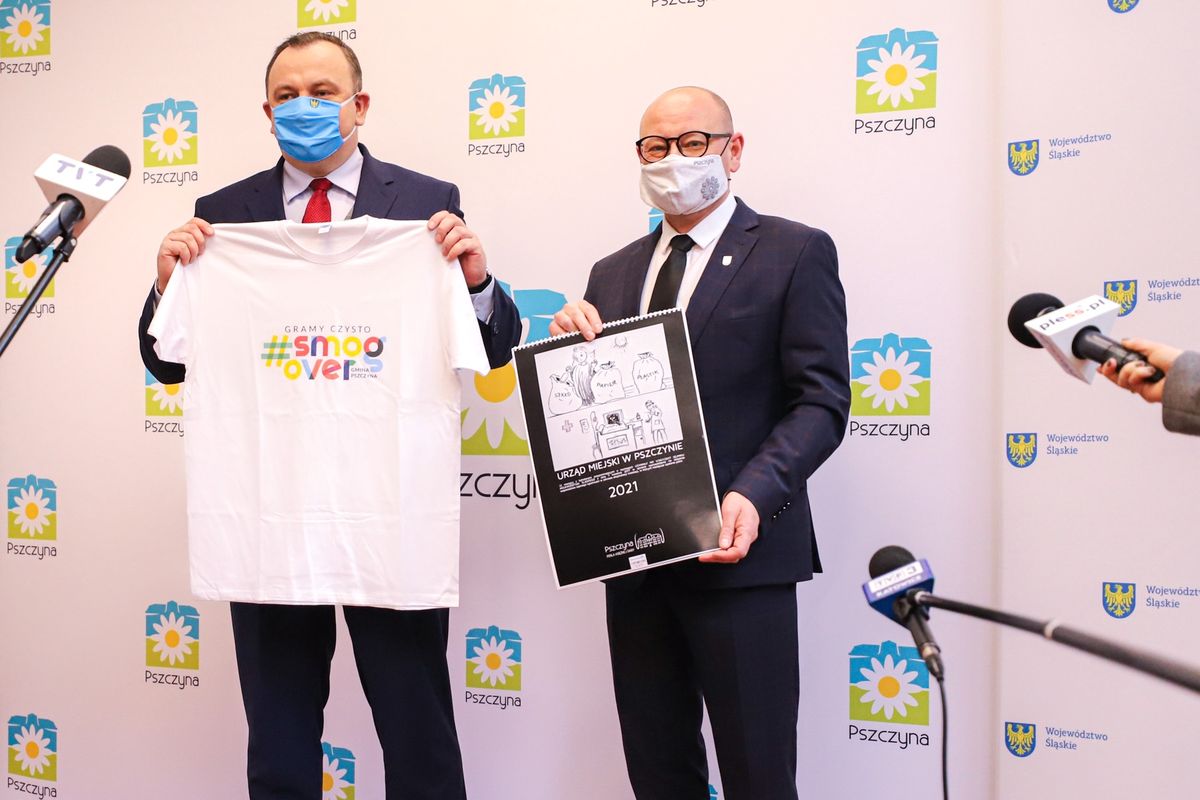 Śląskie. Umowę na unijne dofinansowanie programu Stop Smog odebrał burmistrz Pszczyny Dariusz Skrobol (z prawej).