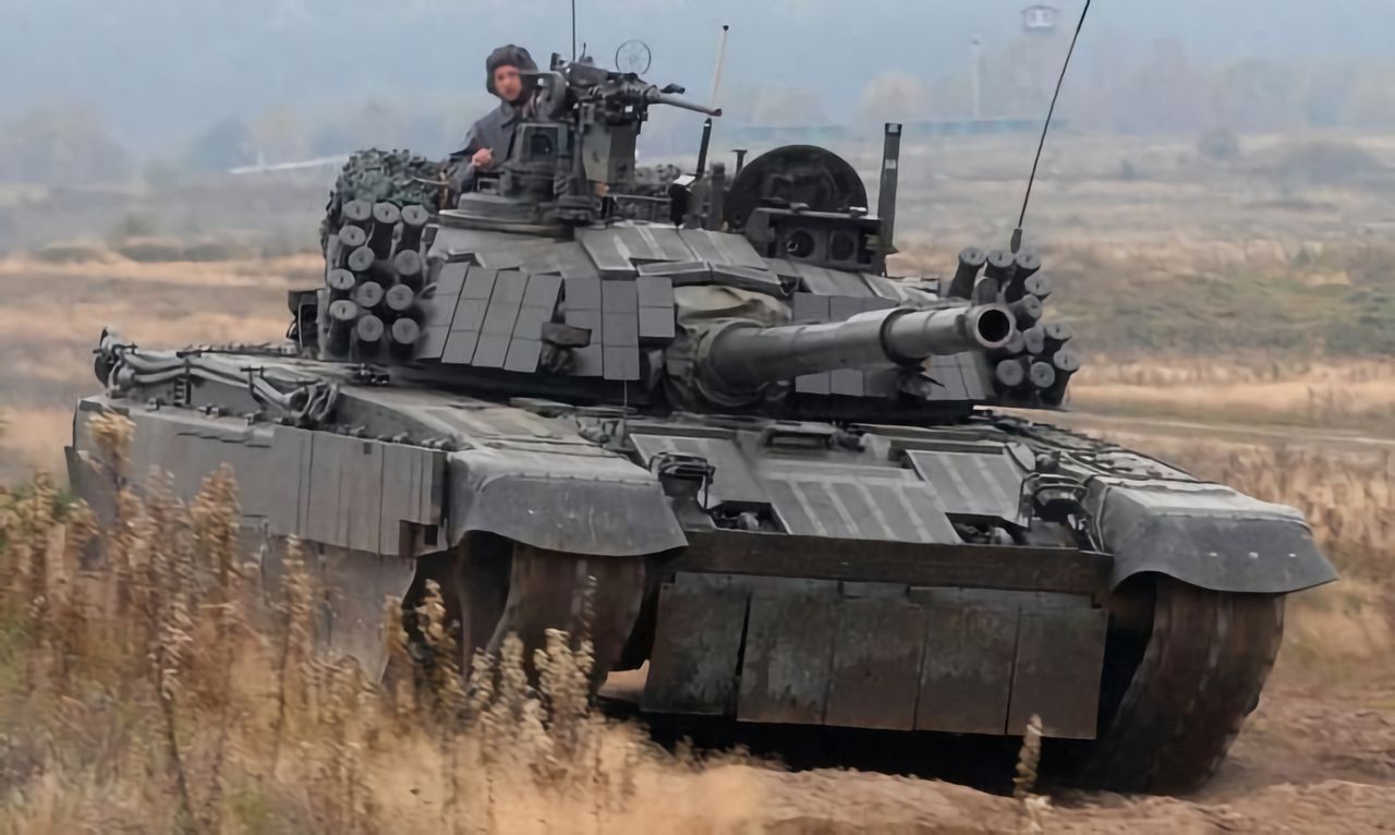 Polska przekazała Ukrainie m.in. czołgi PT-91 Twardy. Dobrze widoczne kostki pancerza ERAWA