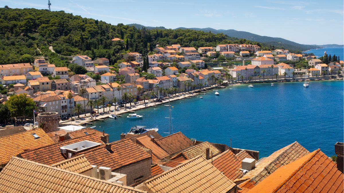 Fekalia na plaży przy wyspie Korcula w Chorwacji.