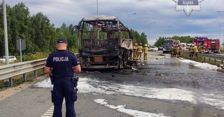 Groźna sytuacja na autostradzie. Autokar spłonął na drodze