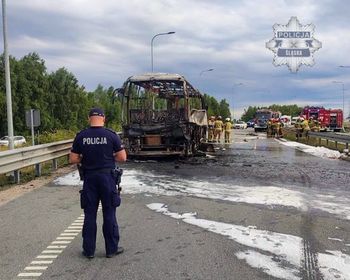 Groźna sytuacja na autostradzie. Autokar spłonął na drodze
