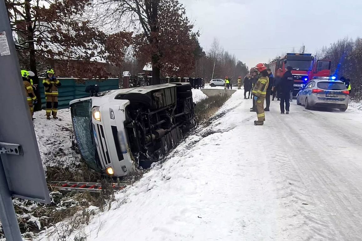 Autobus pełen dzieci wpadł do rowu. Są poszkodowani